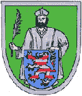 Zu sehen ist das Wappen von Bornich.Das mit Schreiben des Regierungspr�sidenten vom 3. Juni 1981 f�r die Gemeinde Bornich genehmigte Wappen zeigt auf gr�nem Grund eine b�rtige M�nnergestalt in wei�er Kleidung mit Goldborten, deren linke Hand auf einem blauen Schild mit rotwei� gestreiftem L�wen ruht und die in der rechten Hand einen goldenen Palmwedel h�lt.
Das Wappen geht auf das �lteste bekannte Bornicher Gerichtssiegel von 1521 zur�ck. In diesem Siegel wird in einer filialengeschm�ckten Umrahmung der hessische L�wenschild von einer b�rtigen M�nnergestalt gehalten. Man k�nnte in dieser Gestalt den Schutzpatron der Winzer sehen, St. Urban, zumal in den fast dreieinhalb Jahrhunderten, in denen dieses Siegel ger�hrt wurde, der Weinbau in Bornich dominierte und der Schutzpatron der Bornicher Kirche nicht bekannt ist.

Von 1303 bis 1479 geh�rte Bornich zur Niedergrafschaft Katzenelnbogen. Aus dieser Zeit ist kein Siegel bekannt. Erst w�hrend der Zugeh�rigkeit zu Hessen, von 1479 bis 1806, wurden Siegel gef�hrt. Nach dem �bergang an Nassau wurde verst�ndlicherweise auf den Schild des fr�heren Landesherren verzichtet und es verzichtet und es verblieb im Bornicher Siegel eine n�chtern wirkende M�nner- oder Frauengestalt, in der Rechten einen Palmwedel haltend. Dieses Siegel war zeitweise auch w�hrend der Zugeh�rigkeit zu Preu�en (Provinz Hessen-Nassau), von 1866 ab und nach dem zweiten Weltkrieg bis 1947 im Gebrauch. Dann wurde das Landeswappen im Siegel gef�hrt. Der Palmwedel, den die Figur auch in den fr�heren Siegeln in der Hand h�lt, hat den Bornichern in den Nachbarorten den bis zum Zweiten Weltkrieg bis 1947 im Gebrauch. Dann wurde das Landeswappen im Siegel gef�hrt. Der Palmwedel, den die Figur auch in den fr�heren Siegeln in der Hand h�lt, hat den Bornichern in den Nachbarorten den bis zum Zweiten Weltkrieg �blichen Spitznamen �Bornicher Bitschel� - mundartlich f�r B�schel � eingetragen.