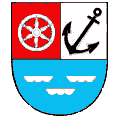 In dem geteilten Schild stehen ein silbernes Rad, rechts ein schwarzer Anker und unten drei silberne Schiffe.