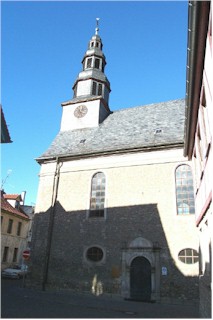 Das Bild zeigt die kleine evangelische Kirche in Alzey.