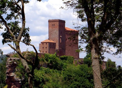 Ansicht auf die Reichsburg Trifels