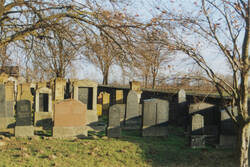 Das Bild zeigt den jüdischen Friedhof in Alsheim