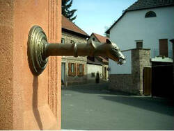 Das Bild zeigt eine Wasserspeier des Frei-Laubersheimer Röhrenbrunnens