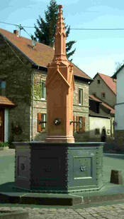 Das Bild zeigt den Frei-Laubersheimer Röhrenbrunnen