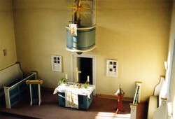 Das Bild zeigt den Altar und die Kanzel der Bermersheimer St. Cyriakus Kirche.