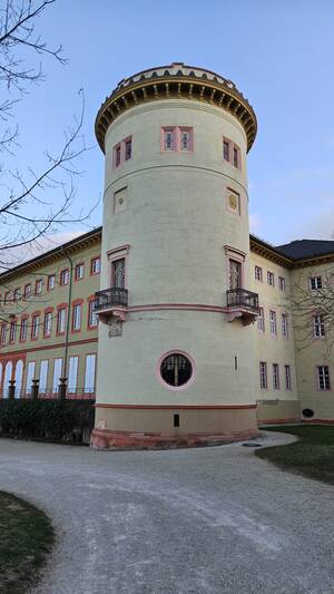 Der Rundturm gehört zu den ältesten Teilen des Herrnsheimer Schlosses und wurde um 1560 errichtet. 1843 wurde der Turm um ein drittes Stockwek aufgestockt.