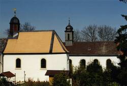 Das Bild zeigt die evangelische und katholische Kirche in Frettenheim