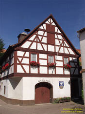 Das Bild zeigt das Rathaus von Dolgesheim