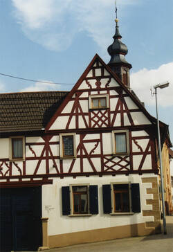 Das Bild zeigt ein Fachwerkhaus in Badenheim