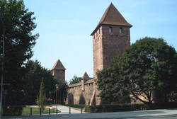 Zu sehen ist der Torturm und ein Stück der Wormser Stadtmauer