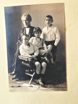 Emma Neumann mit Enkelkindern