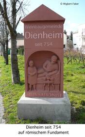 Das Bild zeigt einen Gedenkstein (sog. Ortseingangsstein), der anlaesslich der Dienheimer 1250-Jahrfeier im Jahre 2004 aufgestellt wurde.