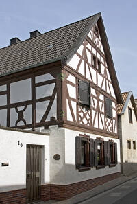 Barockes zweigeschossiges Wohnhaus unter giebelständigem Satteldach mit Fachwerkkonstruktion im Obergeschoss.