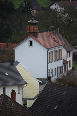 Fotografie des alten Schulhauses in Blaubach mit Blick auf den Glockenturm
