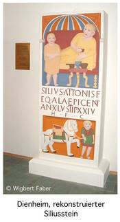 Das Bild zeigt den rekonstruierten römischen Grabstein (sogenannter Siliusstein) in der originalen Farbfassung.