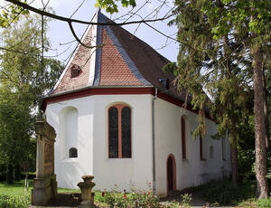 Spätgotische Kirche mit romanischen Teilen aus dem 15./16. Jahrhundert. 1764 erweitert und barock überformt.