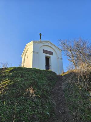 St. Anna-Kapelle befindet sich nördlich des Herrnsheimer Ortsgebietes und überblickt die dortigen Weinberge. Die Kapelle wurde 1862 als quadratisches Bauwerk mit übereck gestellten Satteldächern errichtet, auf deren Scheitelpunkt sich ein Kreuz befindet.