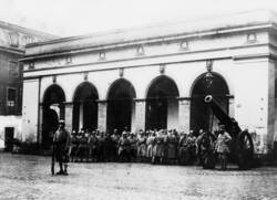 Zu sehen sind Soldaten im 1. Weltkrieg vor der ehemaligen preußischen Hauptwache in Mainz