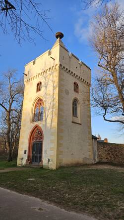 Der Storchenturm wird auf das Jahr 1472 datiert und ist ein Überrest der spätmittelalterlichen Dorfbefestigung. Er wurde ab 1820 in gotischen Formen wiederhergestellt und umgebaut. er ist benannt nach den Störchen die jahrelang auf dem Turm brüteten.