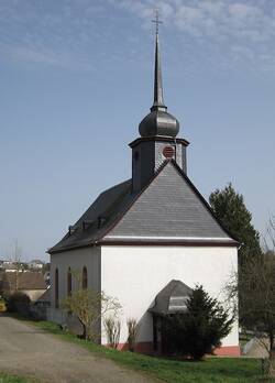Kirche St. Goar. Dreiachsiger Saalbau, erbaut 1803 von Ludwig Rausch, Dachreiter von 1889.