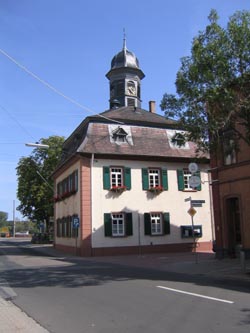 Zu sehen ist das Rheindürkheimer Rathaus