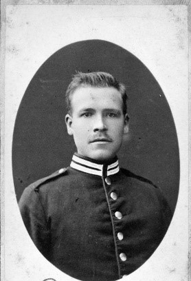 Passfoto Sohn Peter Ludwig als Soldat.