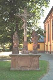Zu sehen ist die Kreuzigungsgruppe vor der katholischen Pfarrkirche in Abenheim