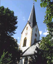 Das Bild zeigt den Turm der katholischen Pfarrkirche St. Alban in Gabsheim.