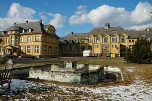 Herberge und Saalbau der Grube Amalienhöhe / Dr. Geier. Im Vordergrund der Brunnen des Ehrenhofes.