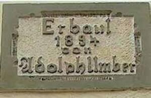 Abb. 1: Inschrift an der Stirnwand des Kirchleins
