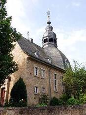 Das Bild zeigt die evangelische Gustav-Adolf Kirche in Gau-Algesheim