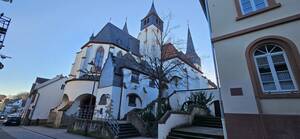 Die katholische Pfarrkirche St. Peter in Herrnsheim ist eine eindrucksvolle Dorfkirche inmitten des historischen Ortskerns. Im Laufe der Jahrhunderte erfuhr die Pfarrkirche zaahlreiche UMbauten und vereint unterschiedliche Kunstepochen. Die ältesten erhaltenen Teile der Kirche sind romanisch und stammen aus dem ersten Viertel des 13. Jahrhunderts, während zuletzt 1903/04 eine umfangreiche Erweiterung der Kriche nach Osten im neugotischen Stil durchgeführt wurde.