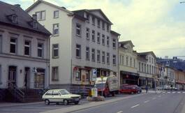 Das Haus Bahnhofstraße 33 in ungewohnter Funktion: als Teppichkontor (1980er Jahre)