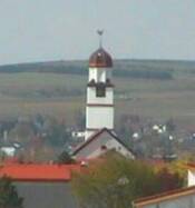 Das Bild zeigt den Turm der evangelischen Kirche in Grolsheim
