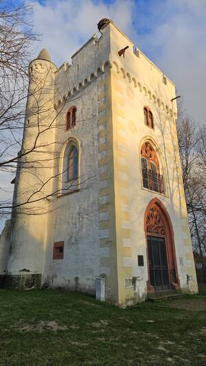 Der Storchenturm wird auf das Jahr 1472 datiert und ist ein Überrest der spätmittelalterlichen Dorfbefestigung. Er wurde ab 1820 in gotischen Formen wiederhergestellt und umgebaut. er ist benannt nach den Störchen die jahrelang auf dem Turm brüteten.