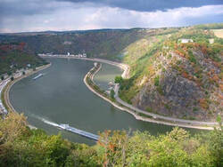 Das Foto zeigt den Rhein und den großen Felsen der Loreley von Urbar aus fotografiert.