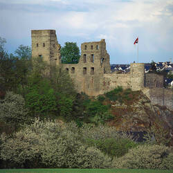 Zu sehen ist eine Gesamtansicht der Burg Kastellaun