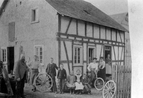 Familie Dennbaum um 1900 im Vorhof der Hofreite