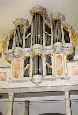Das Bild zeigt ein weiteres Bild von der Orgel, die 1769 von Johann Kohlhaas gebaut wurde.