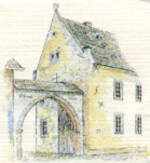 Die Zeichnung zeigt ein hellgelbes, älteres Haus mit Toreinfahrt,