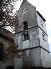 Das Bild zeigt den romanischen Kirchturm in Frei-Laubersheim