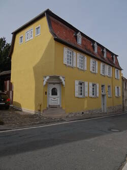 Friedrich-Ebert-Straße 3. Putzbau mit Krüppelwalmdach, erbaut 1589. Eines der wenigen erhaltenen Häuser, die vor den Zerstörungen der Kriege des 17. Jahrhunderts errichtet wurden.