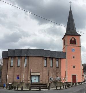 Blick auf die Kirche vom Kirchplatz 2023