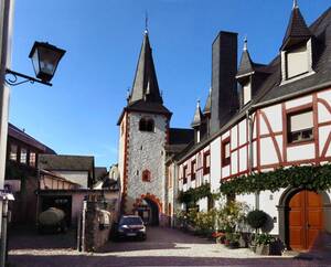 Die kath. Kirche St. Andreas in Poltersdorf bildet mit dem benachbarten Gymnicher Hof ein beeindruckendes Gesamtensemble