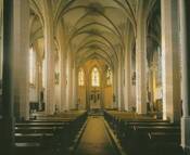 Auf dem Foto ist das neugotische Kirchenschiff von St. Maria Magdalena zu sehen. Blick über die Bankreihen zum Chorraum.