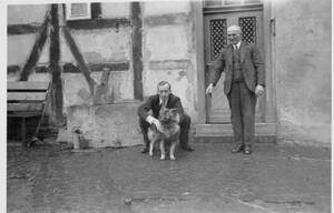 Arnold und Johann Mies mit dem Hund „Spitz“.