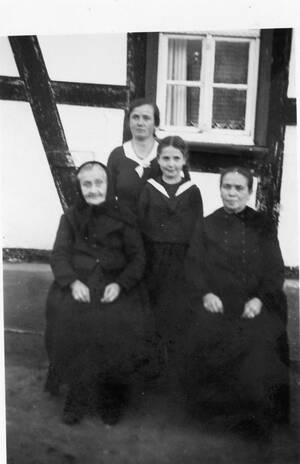 Urahn, Großmutter, Mutter und Kind 1935.
