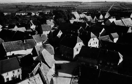 Lindenplatz mit altem Rathaus im Jahr 1955