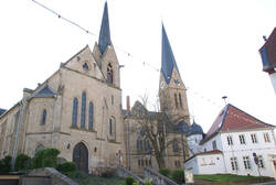 Zu sehen ist der alte Ortskern mit Kirchen und Rathaus