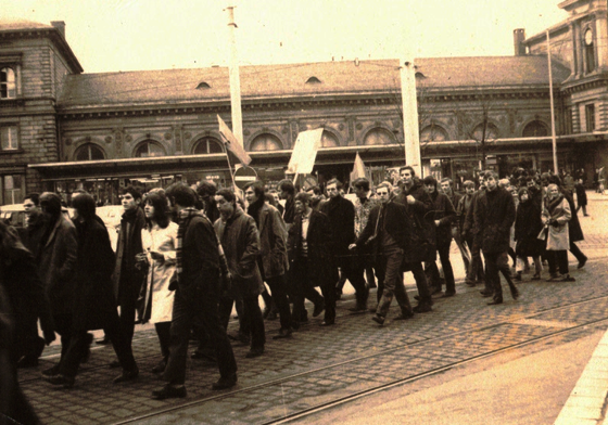Protestierende Mainzer Studierende, im Hintergrund der Mainzer Hauptbahnhof, 1. Mai 1968.