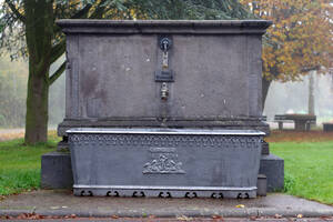 Historischer Laufbrunnen aus dem Jahr 1890 bei der Hochstraße 36, dem Standort des alten Dorfweihers.